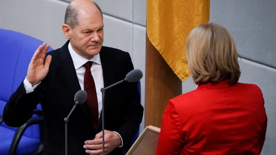 Olaf Scholz toma posse como novo chanceler da Alemanha O chanceler alemão Olaf Scholz presta juramento durante a sua posse no Bundestag, o parlamento alemão, em Berlim, 8 de dezembro