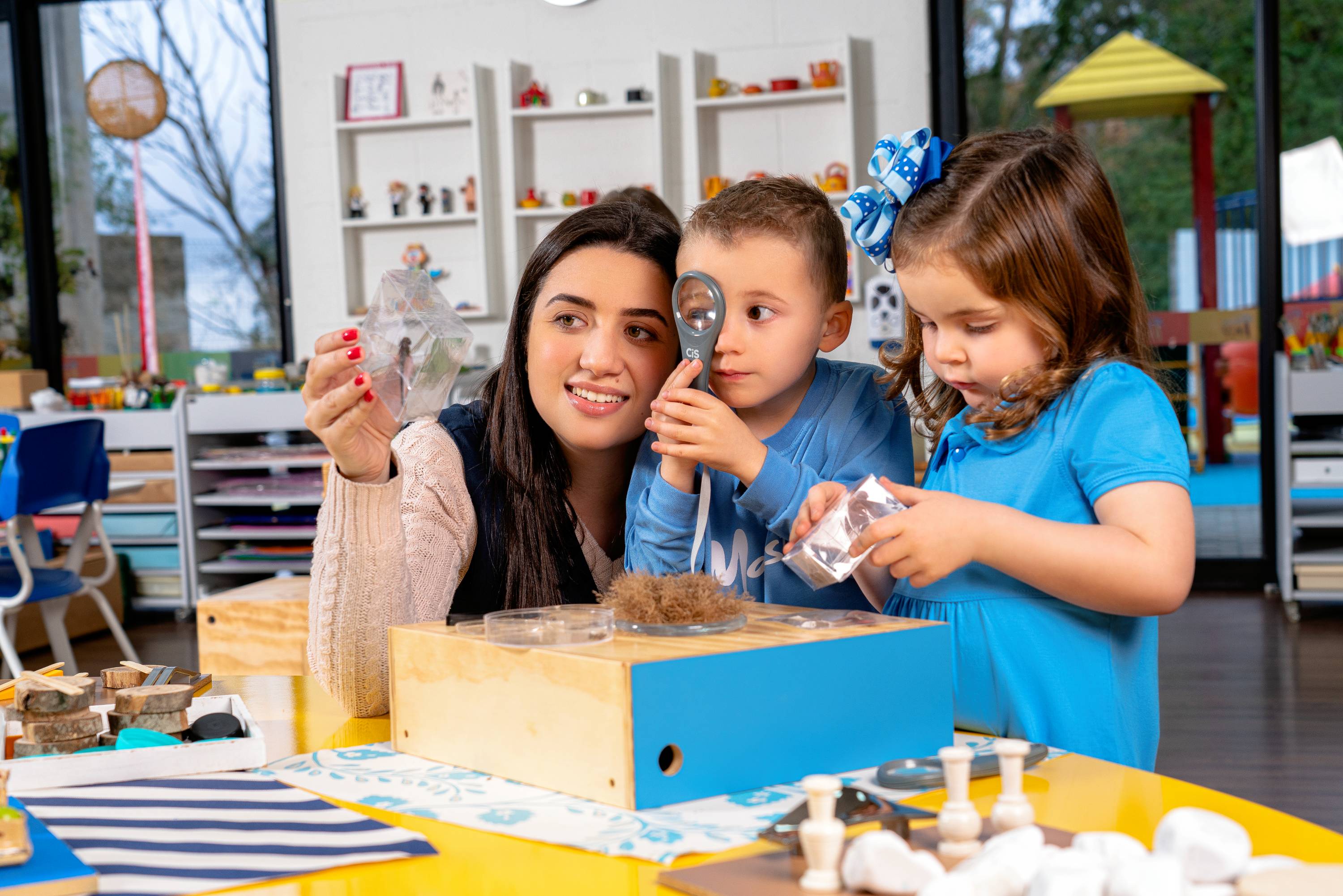 O idioma é utilizado para mediar as atividades rotineiras como brincadeiras, desafios, interação e jogos.