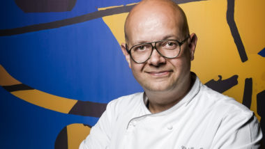 Rodrigo Martins volta ao Terra Madre para renovar e dar mais sotaque ao cardápio Chef Rodrigo Martins retorna a Curitiba para uma retomada do cardápio do restaurante Terra Madre.