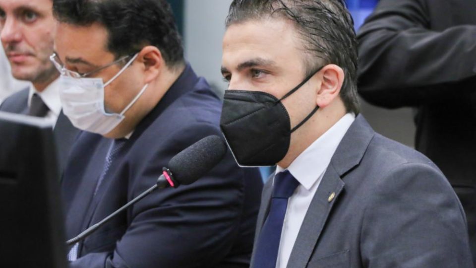 O presidente da comissão especial, Aliel Machado; ao fundo, o relator Fábio Trad