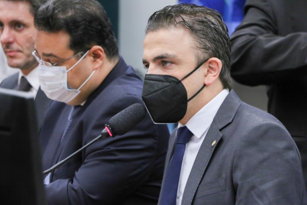 O presidente da comissão especial, Aliel Machado; ao fundo, o relator Fábio Trad