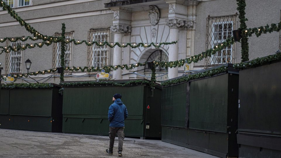 Fascismo e genocídio Mercado de Natal fechado em Salzburgo, na Áustria, país que impôs lockdown nacional após novo surto de Covid-19.