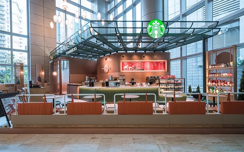 Agora sim, um home office para chamar de seu nas mesas do Starbucks Vem trabalhar comigo? Starbucks, em Xangai convida você para tomar mais que um café, convida a trabalhar, a encontrar amigos