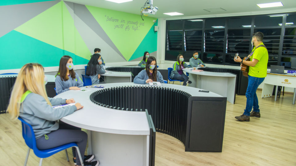 Educação inovadora colégio amplação
