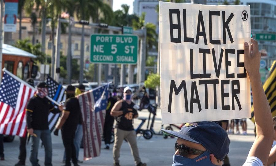 Como o antirracismo virou uma religião e parou de ajudar os negros Manifestantes participam de protesto no aniversário de um ano da morte de George Floyd, em Miami, Flórida, EUA, em 25 de maio de 2021.