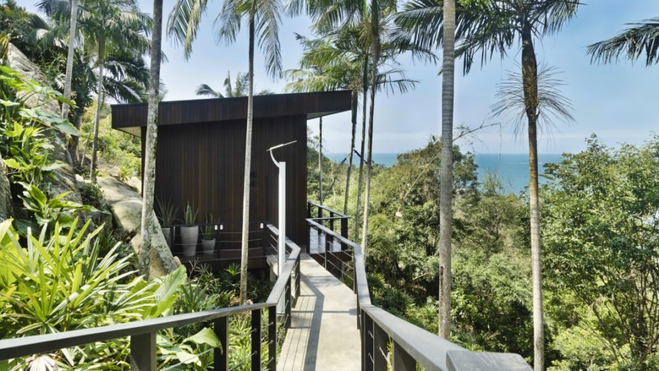 Escritório na praia destaca design nacional com vista para a Mata Atlântica de Balneário Camboriú O espaço de 100m² privilegia a natureza exuberante e a vista para a praia do Estaleirinho, em Balneário Camboriú (SC).