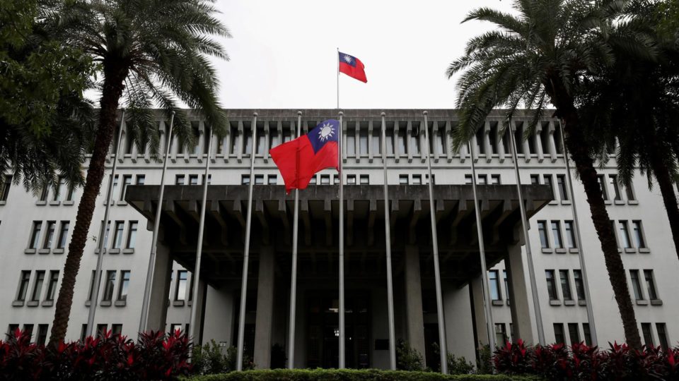 O minguante reconhecimento diplomático e a independência de Taiwan Bandeiras de Taiwan em frente ao edifício do Ministério de Relações Exteriores em Taipei