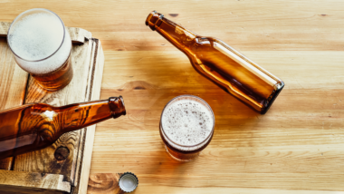 Como gelar cerveja rápido? Descubra com os melhores cervejeiros! Avaliamos os truques mais populares para gelar a cerveja mais rápido.