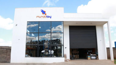 E-commerce de brinquedos de Maringá quer expandir modelo de franquia digital sem estoque Fachada do barracão da Mundo Toy em Maringá.