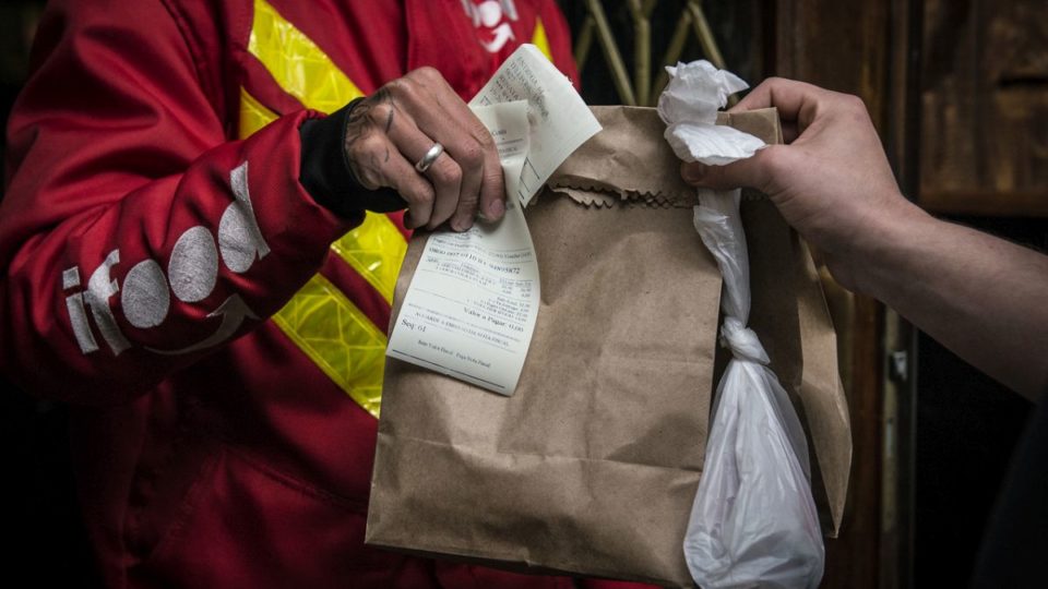 Como impulsionar o delivery com a retomada do atendimento presencial nos restaurantes Delivery restaurantes