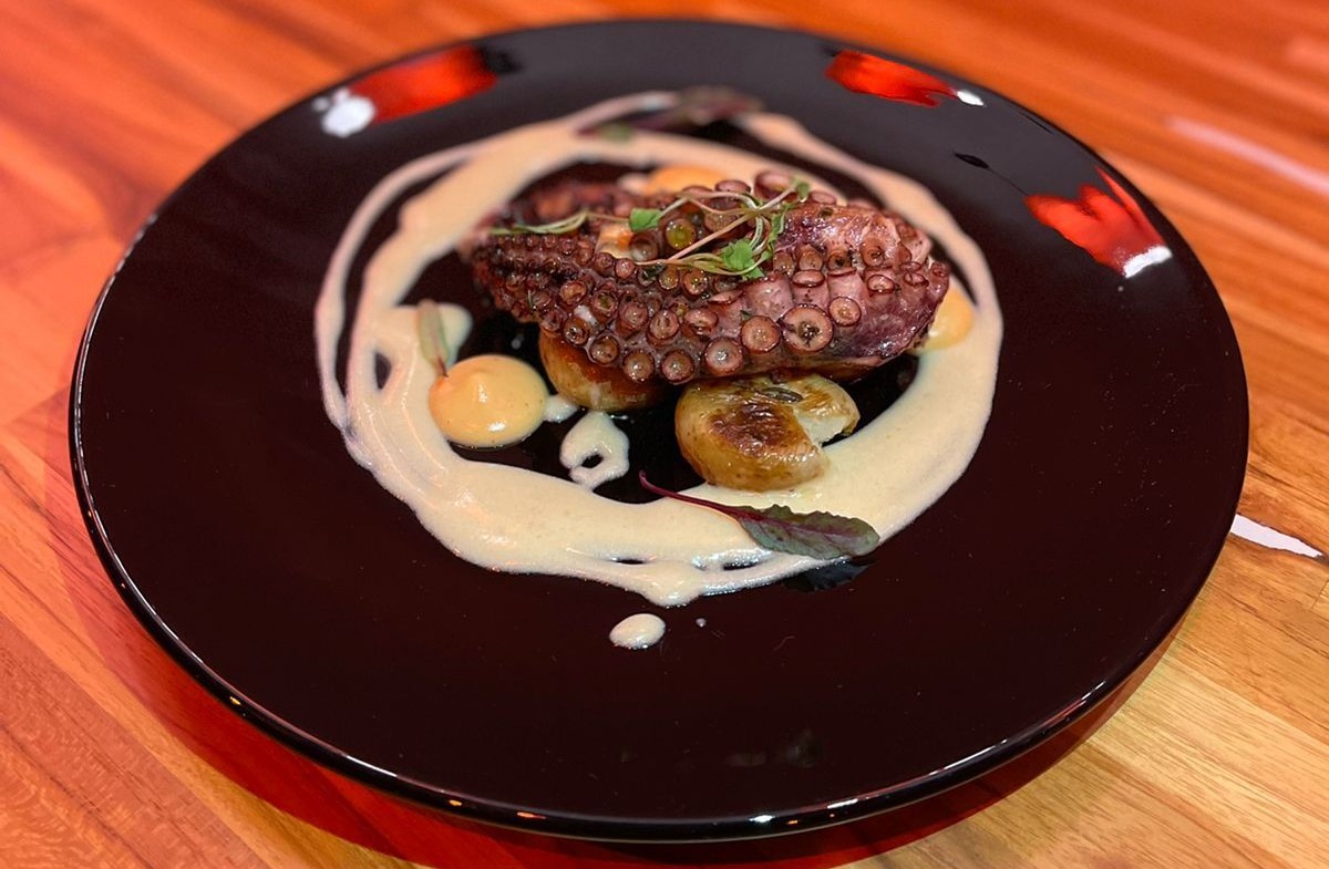 Umas das especialidades do ONY é o Polvo crocante com batatas em ervas ao murro e molho de champanhe ao aioli de páprica defumada.