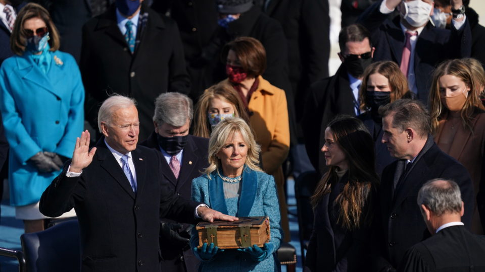 Biden, ano 1: gafes diplomáticas, inflação, brigas na Justiça e algumas vitórias Biden faz juramento durante sua cerimônia de posse, em 20 de janeiro
