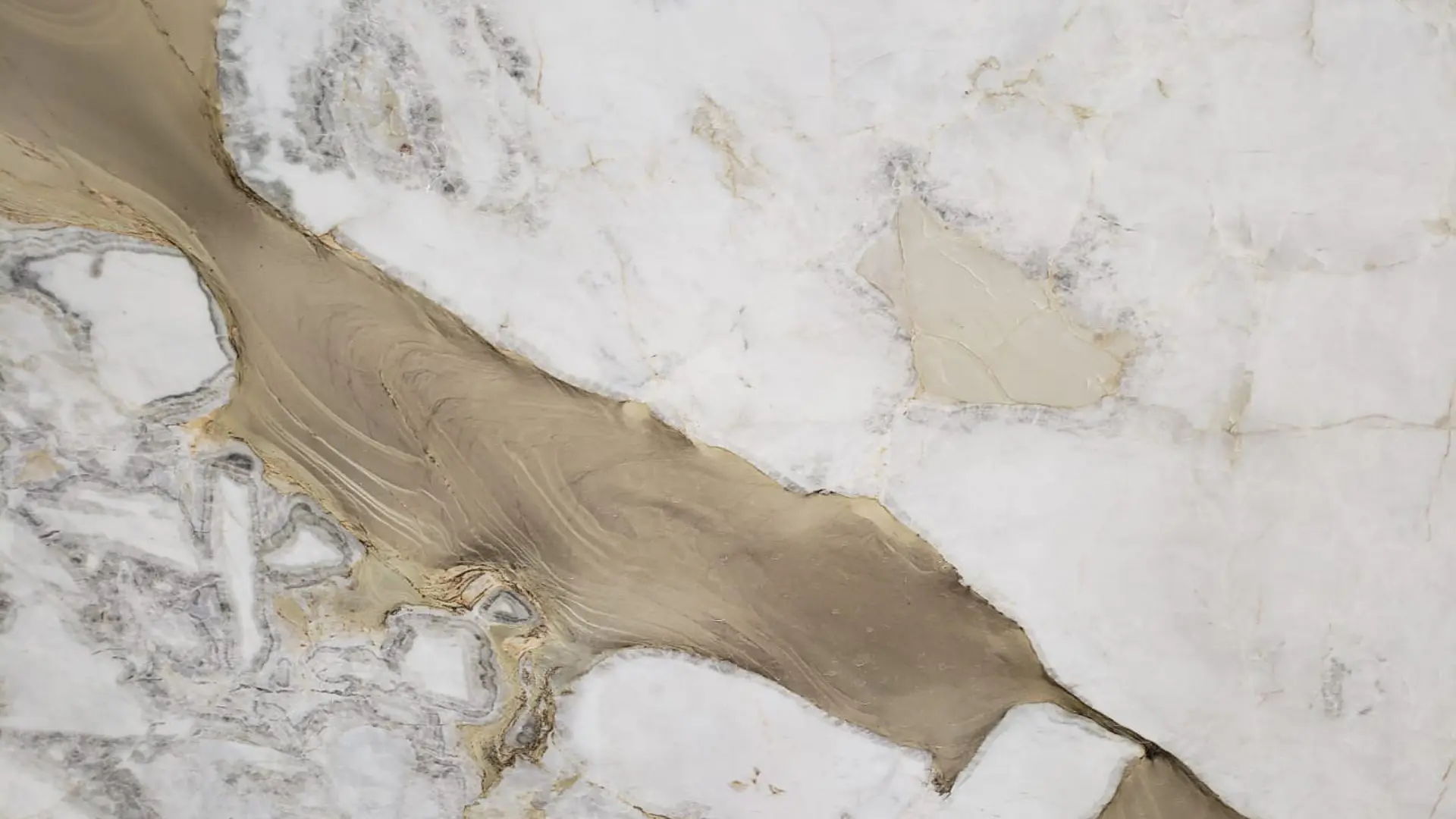 Os veios em tons diferentes dão toque artístico ao mármore branco. Produto: Macchia Oro PR