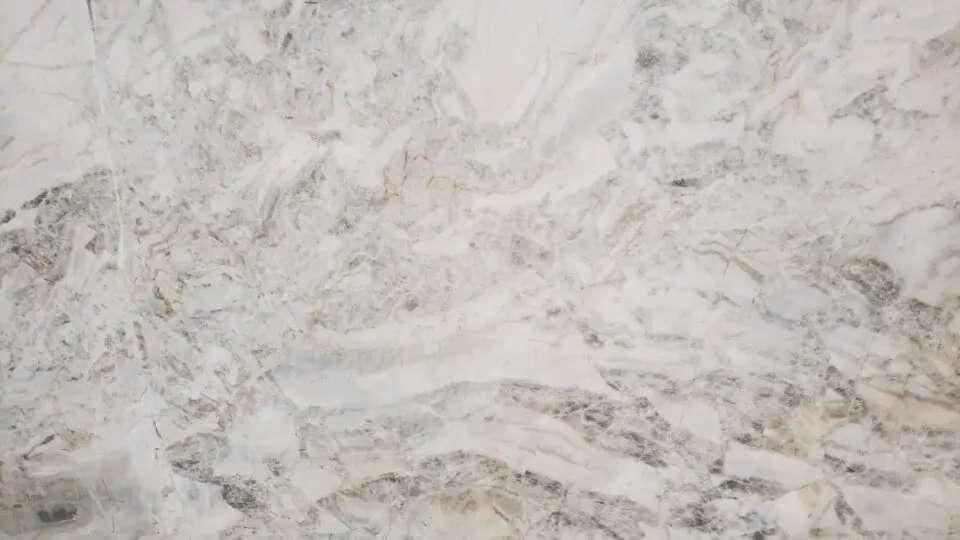 As texturas diversas do mármore branco garantem elegância a qualquer projeto decorativo. Produto: Monte Vitta PR
