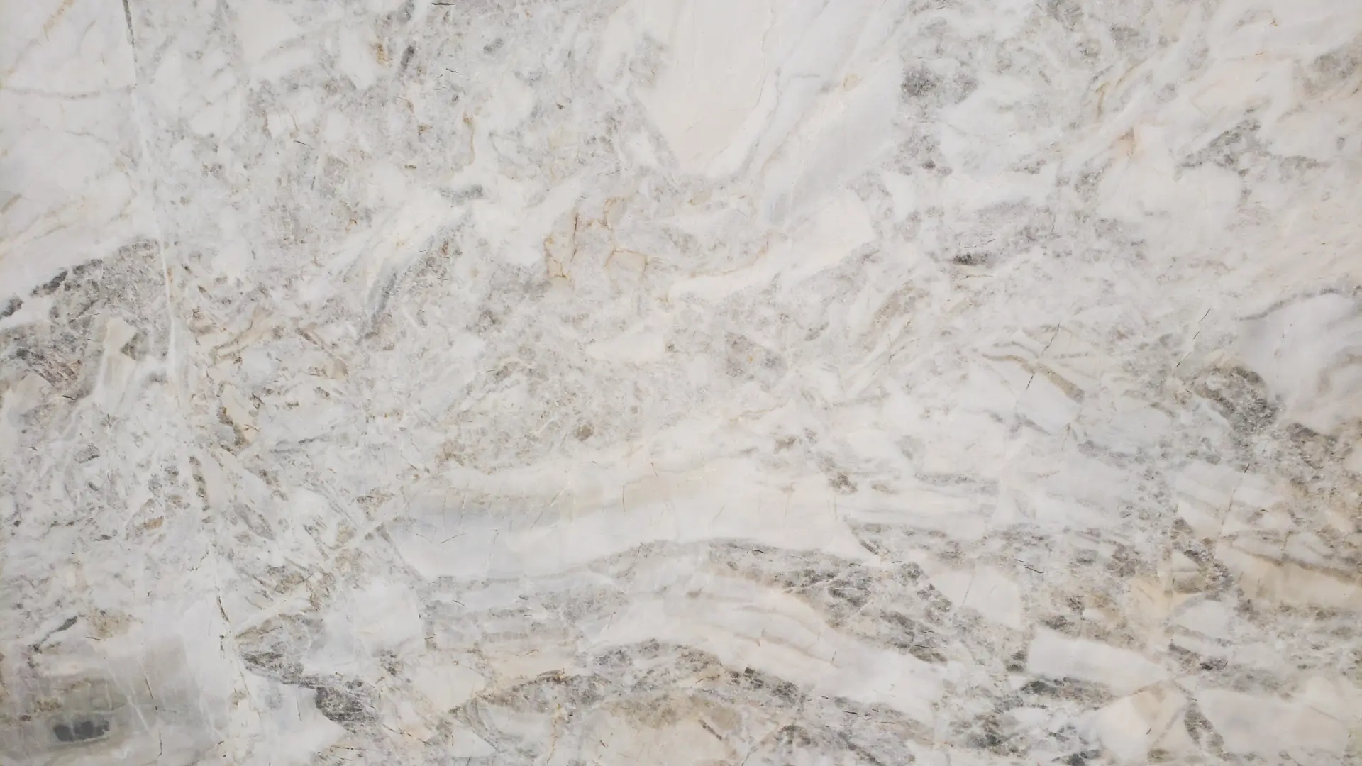 As texturas diversas do mármore branco garantem elegância a qualquer projeto decorativo. Produto: Monte Vitta PR