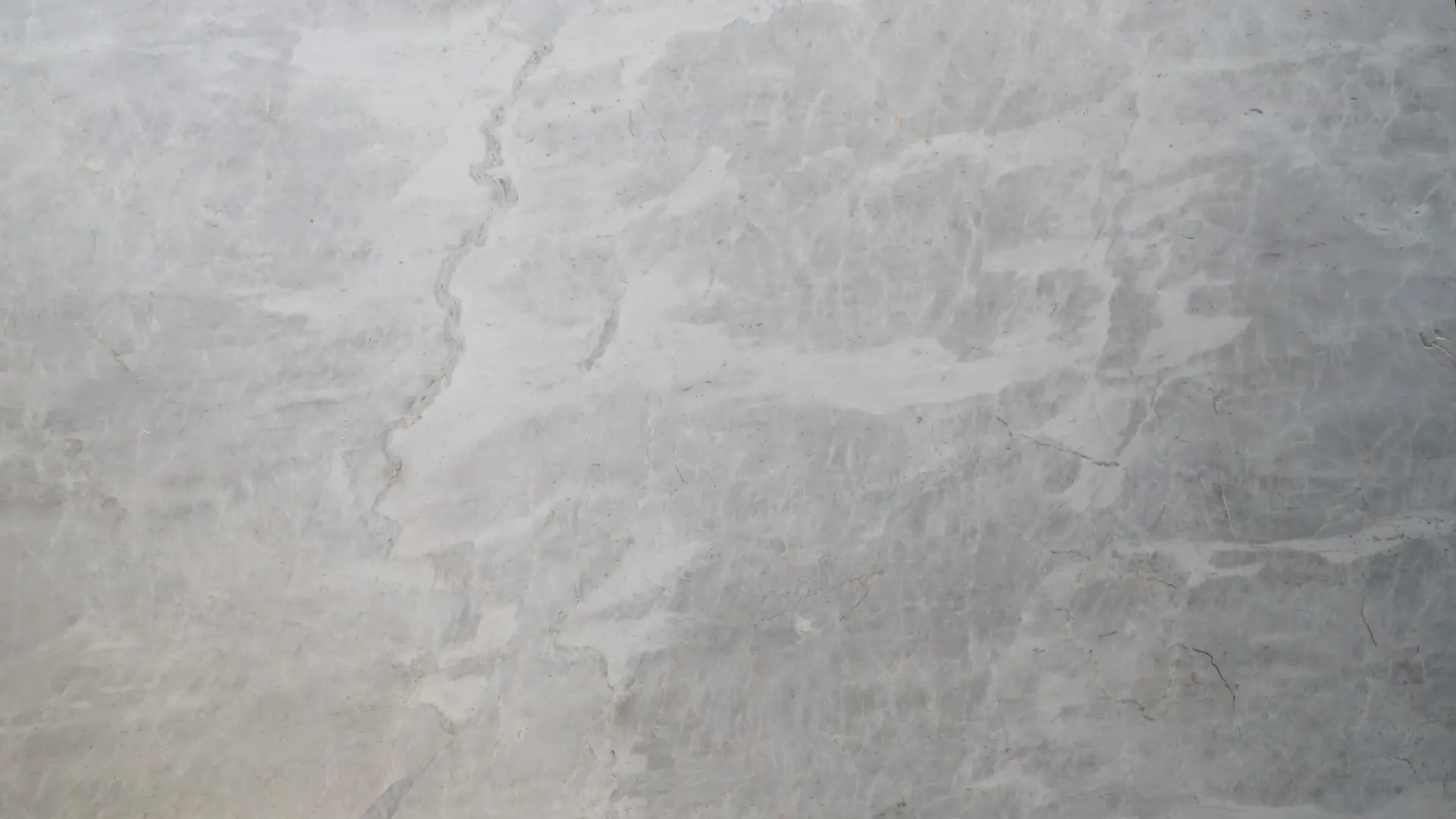 Sóbrio, o mármore de tonalidade acinzentada é uma boa opção, tanto para salas de estar quanto para ambientes corporativos. Produto: Nimbus PR.