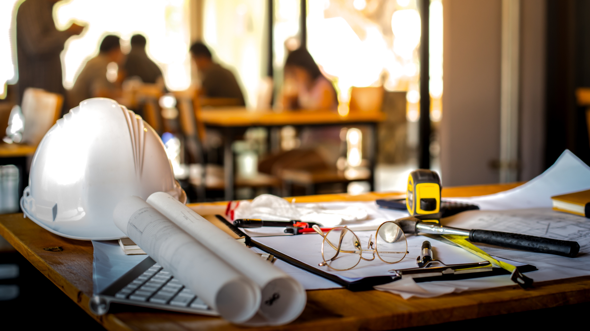Na construção civil, obras residenciais e comerciais são executadas de formas diferentes