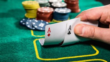 Jogo de cartas em cassino.