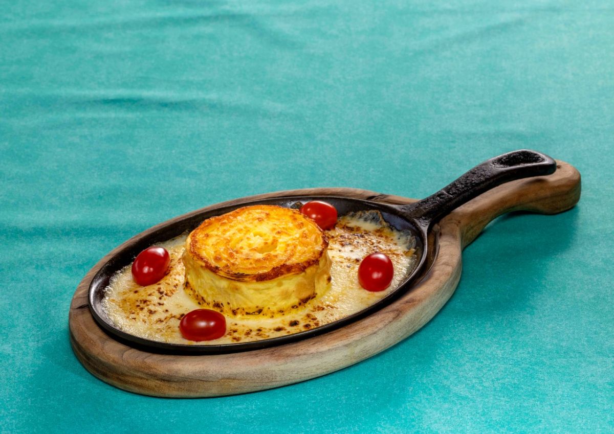 Preparo do rondeli gigante tem quase 300g e é servido com molhos bolonhesa e branco.