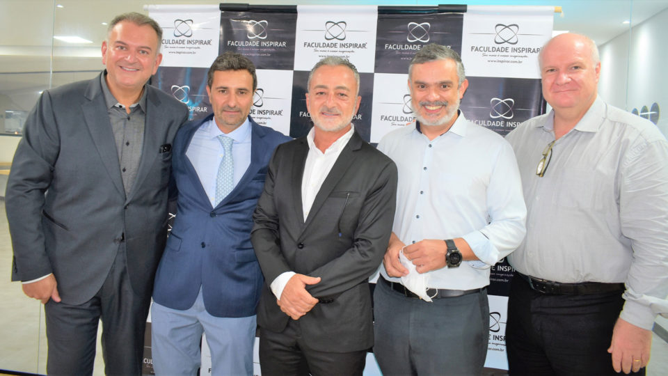Da esquerda para a direita estão Dr. Marcelo Marcio Xavier - presidente do Grupo Inspirar, Dr. Marcelo Loureiro - responsável médico pelo Instituto de Ensino e Pesquisa, Dr. Esperidião Elias Aquim - presidente do Grupo Inspirar, Dr. Jaime Rocha, responsável médico pelo Instituto de Ensino e Pesquisa, e Rodrigo Milano - diretor presidente do Pilar Hospital. 