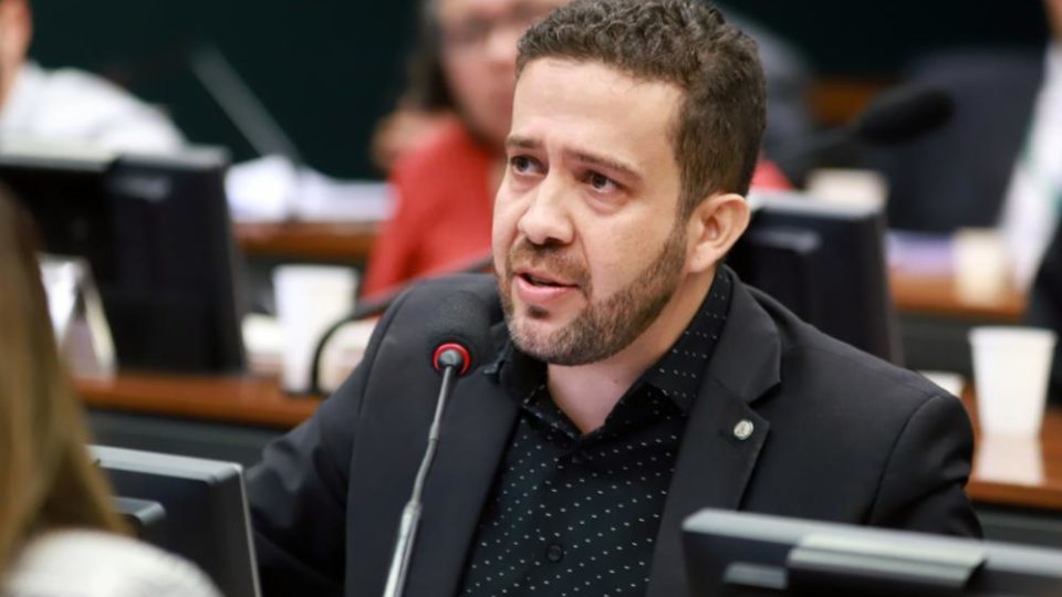 O que pensa e quem é André Janones, o candidato que empatou com Doria na pesquisa Ipec O deputado federal André Janones (Avante-MG).