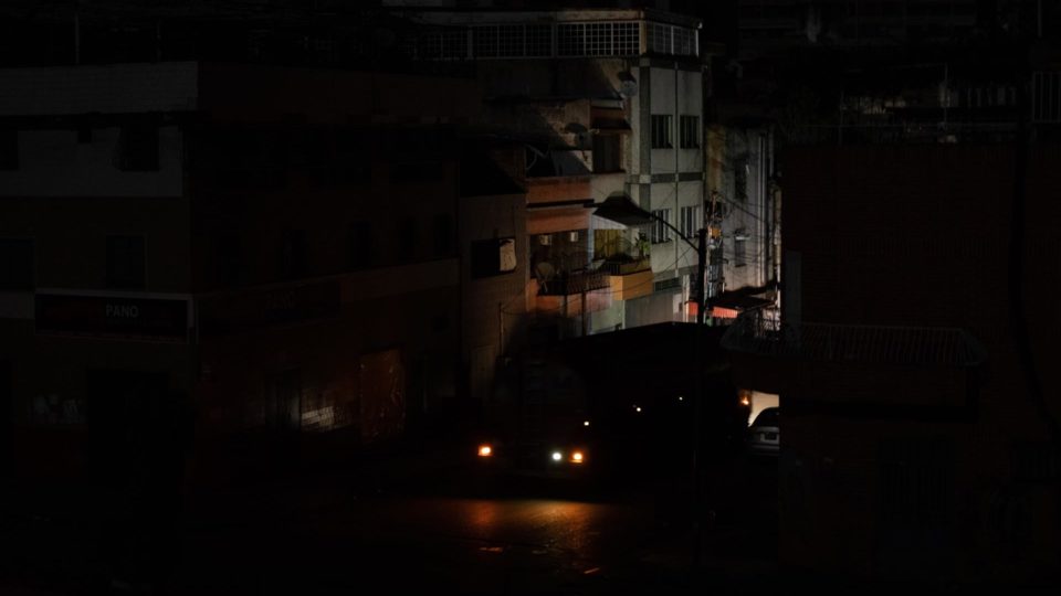 Apagão deixa quase toda a Venezuela sem luz; regime de Maduro culpa “guerra elétrica” Rua sem iluminação em Caracas durante apagão que afetou quase todo o território da Venezuela na madrugada desta sexta-feira, 17 de dezembro