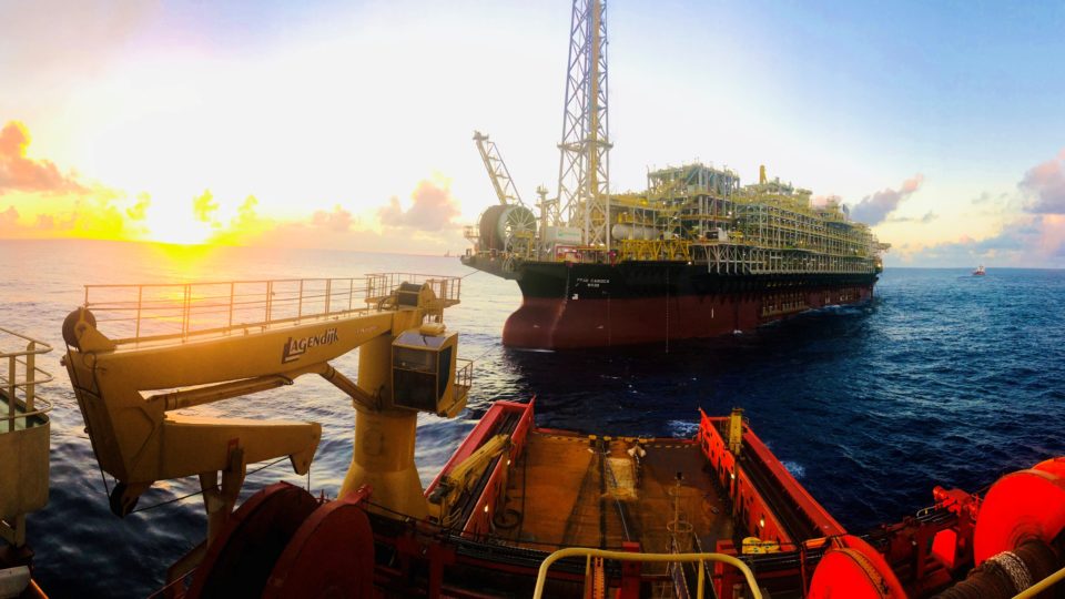 Em leilão, blocos do pré-sal são arrematados por consórcios com participação da Petrobras Navio-plataforma FPSO Carioca no campo de Sépia, no pré-sal da Bacia de Santos