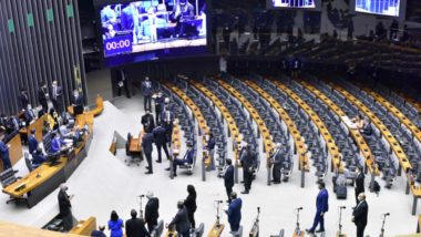Janela partidária: quais siglas devem ganhar ou perder com as trocas dos deputados Sessão da Câmara que votou o veto de Bolsonaro ao Fundão Eleitoral