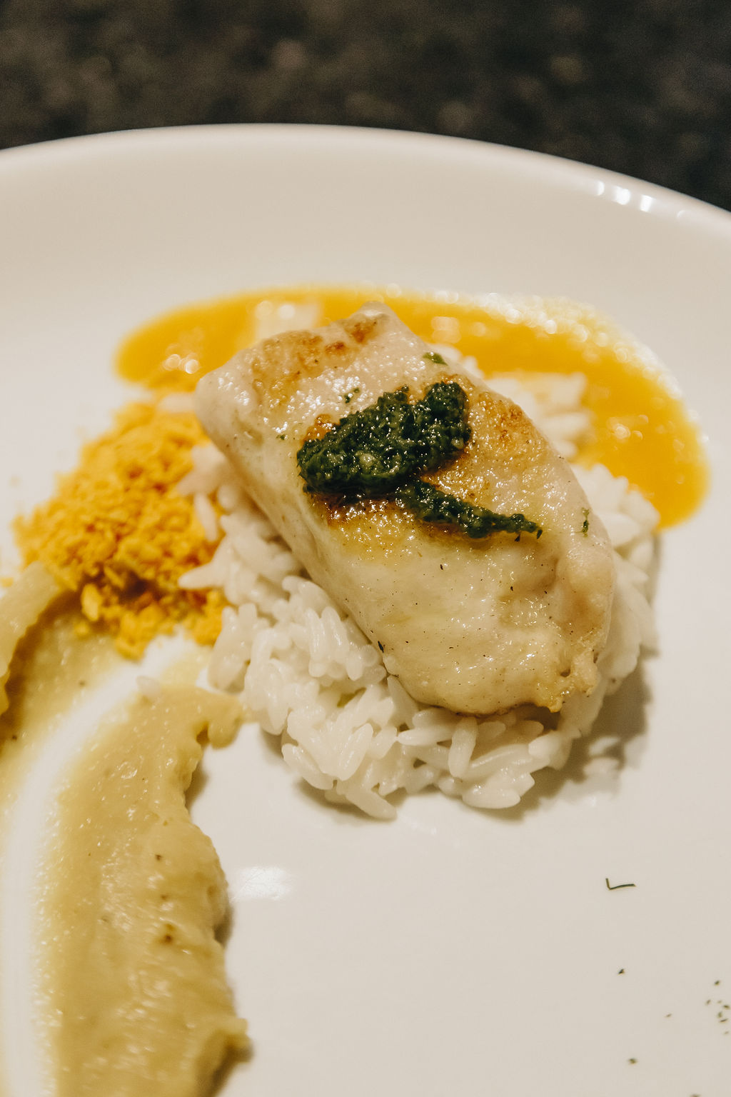 com farofa crocante na Pirarucu amazônico na parrilla, com manteiga de garrafa, arroz de coco, purê de banana e molho de moqueca. com farofa crocante na Pirarucu amazônico na parrilla, com manteiga de garrafa, arroz de coco, purê de banana e molho de moqueca.