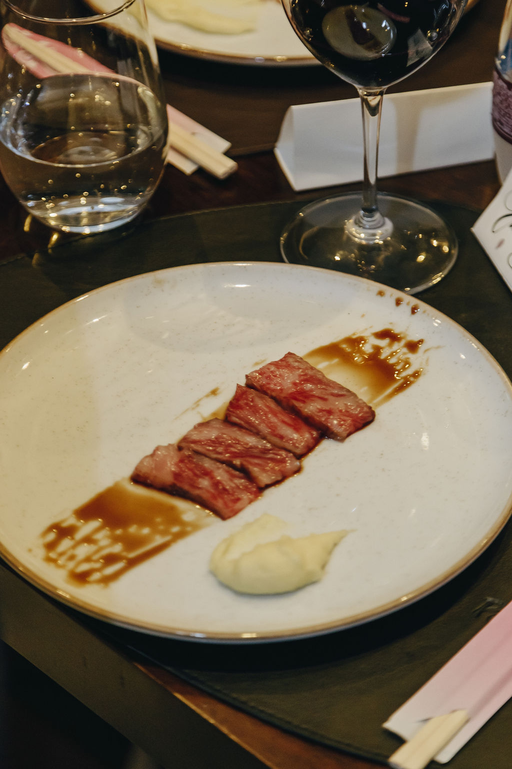 Wagyu A5 tataki - finas fatias levemente seladas, com molho oriental e um purê de Wasabi. Wagyu A5 tataki - finas fatias levemente seladas, com molho oriental e um purê de Wasabi.