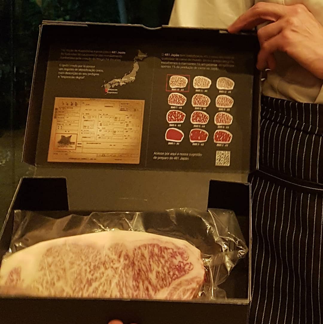 Wagyu certificado e com classificação nível 10 de marmoreio, apresentado ao natural para os clientes da casa. Wagyu certificado e com classificação nível 10 de marmoreio, apresentado ao natural para os clientes da casa.