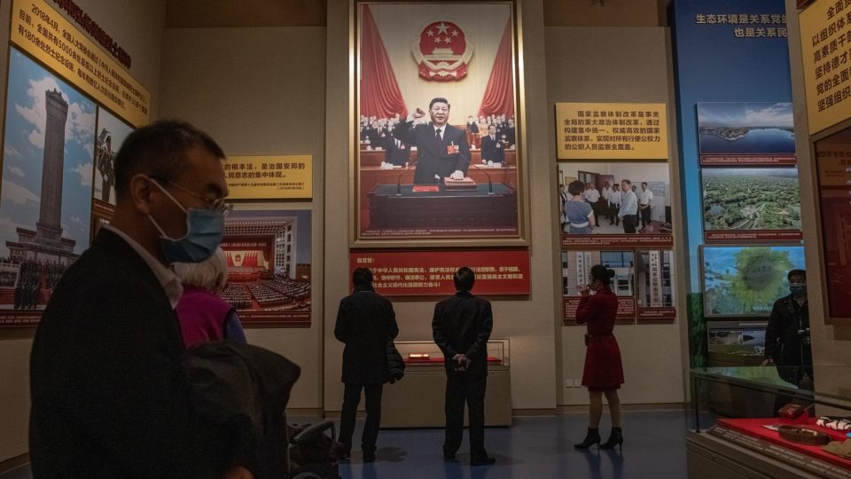Deplorável mundo novo (2) Imagem do ditador Xi Jinping no Museu do Partido Comunista da China, em Pequim