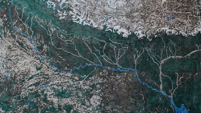Tapetes tecidos com fios feitos de plástico reciclado retratam representações precisas de imagens aéreas de alguns dos rios mais poluídos do planeta. Por Alvaro Catalan de Ocon
