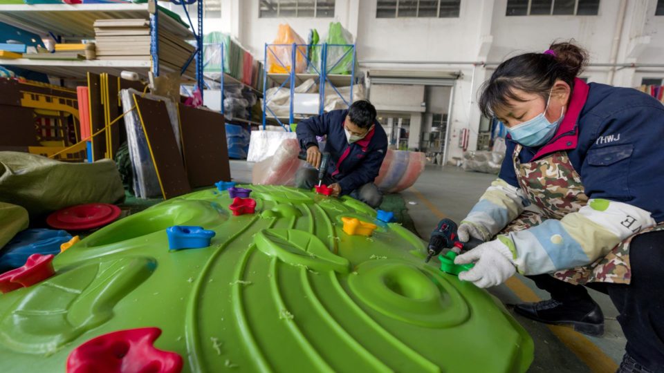 A entrada da China na OMC mudou o mundo – mas não como seus apoiadores no Ocidente queriam Fábrica de brinquedos na China: preços baixos para todo o mundo, mas também perda de empregos