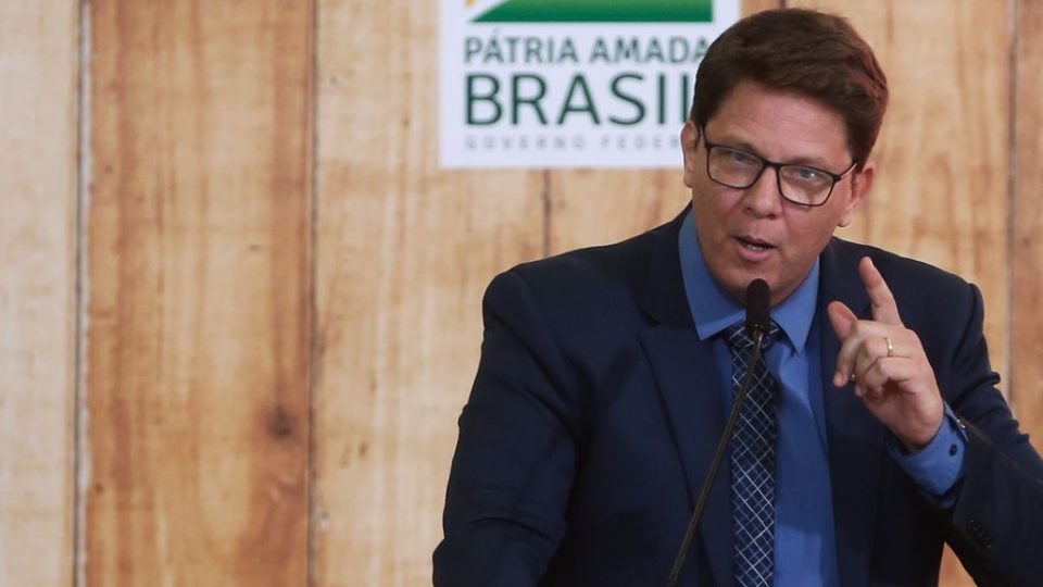 Mario Frias diz que esposa e filha foram expulsas de hotel por não apresentarem comprovante vacinal