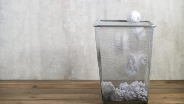 O silêncio dos bons, o ruído dos tolos e a perigosa irrelevância dos medíocres Talvez os medíocres se reúnam para celebrar o silêncio daqueles que não veem sentido em se discutir algo que está destinado à lata de lixo.