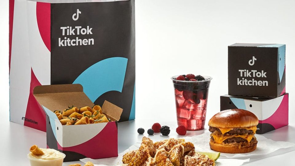 TikTok vai abrir 300 restaurantes para entregar pratos mais virais da rede tiktok abre restaurantes