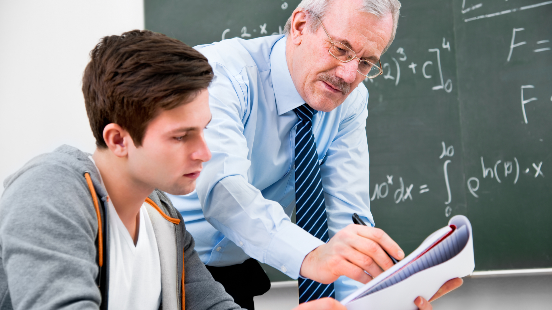 Mais do que o conhecimento científico sobre a matéria, um bom professor também domina métodos e técnicas de ensino que podem potencializar a aprendizagem e interesse do aluno