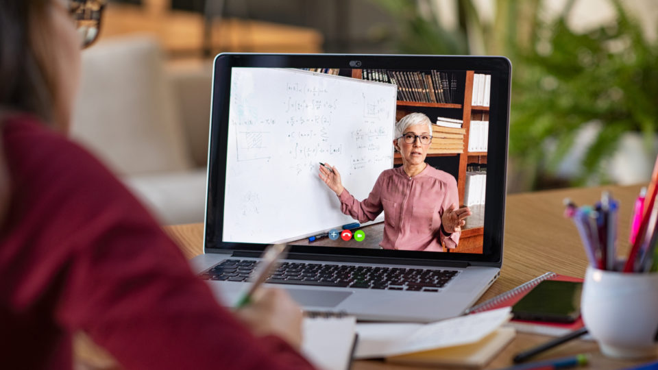 O processo de ensino está passando por mudanças, seja online ou presencial, ele deve se manter envolvente e prático.