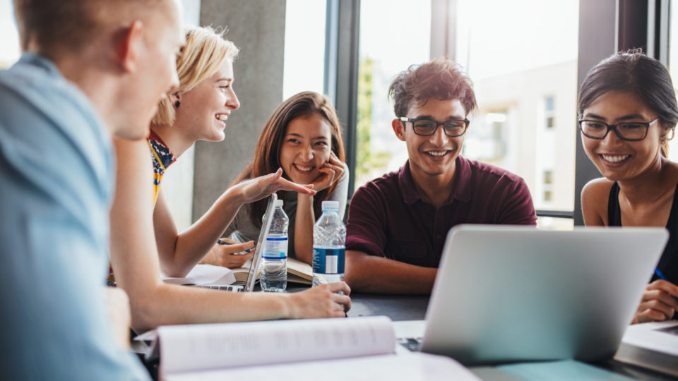 Além de uma melhor remuneração, a formação superior também oferece diversos outros benefícios, como desenvolvimento de capacidade pessoal, networking e possibilidades de especializações.
