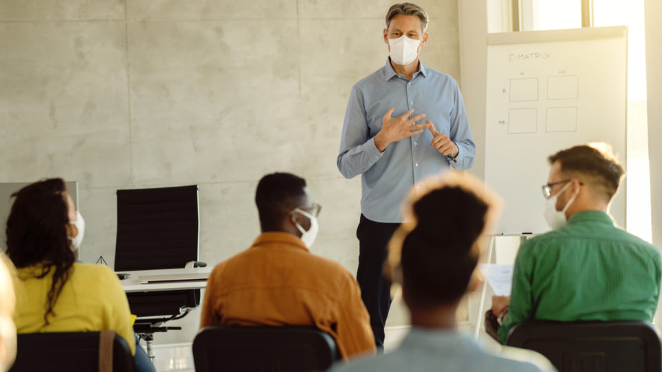 O ensino híbrido oferece o melhor dos dois mundos: a flexibilidade do ensino a distância com a vivência do presencial