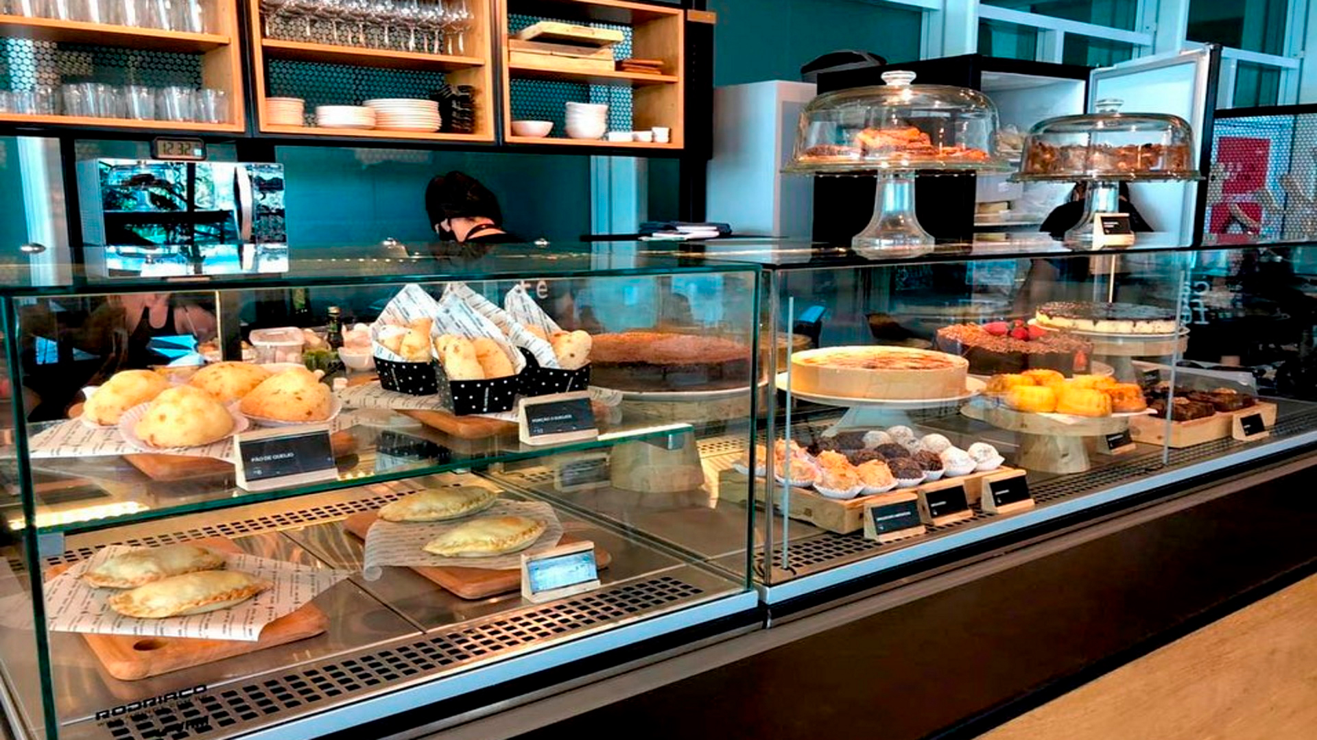 Vitrine com a assinatura Rodriaço: solução permite que o cliente visualize o produto em local que preserva a temperatura adequada e a higiene necessária para os alimentos.