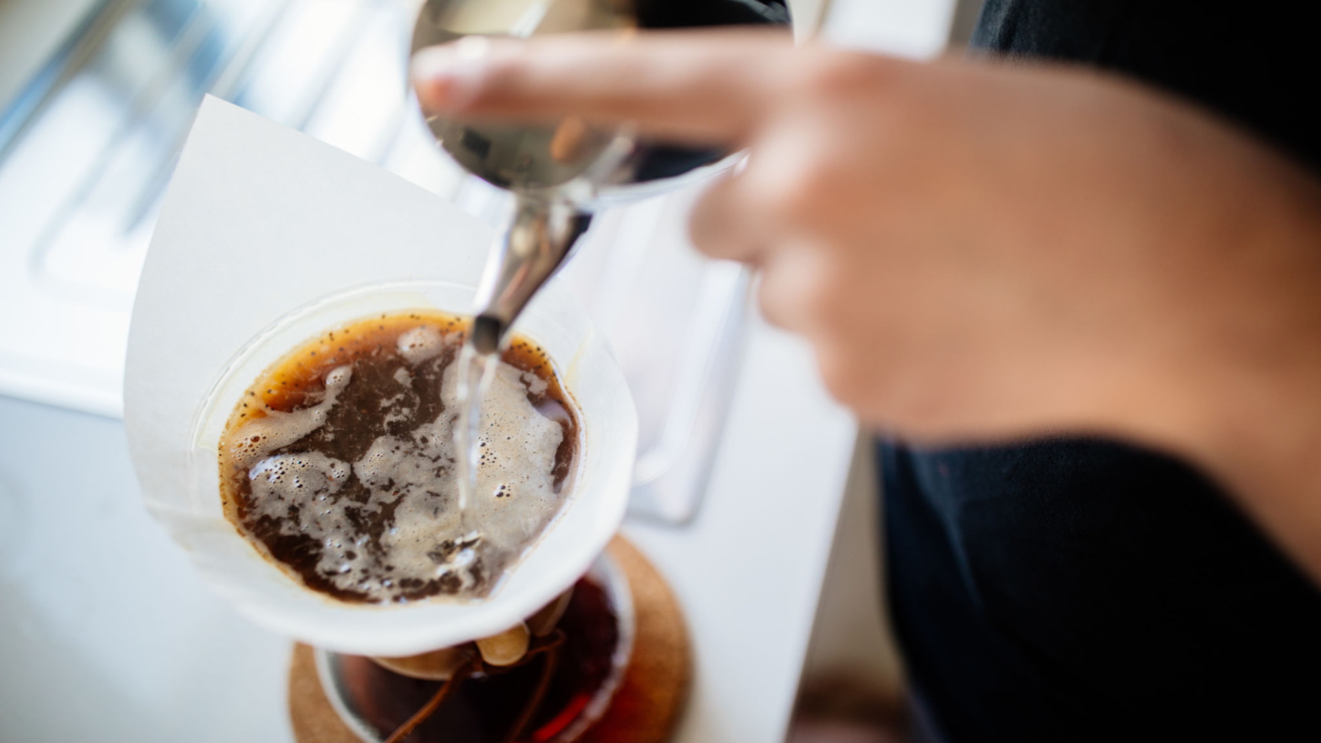 Qualidade do café servido na xícara começa na escolha de uma boa marca, passa pela temperatura da água, e vai até o tipo de filtro que será utilizado
