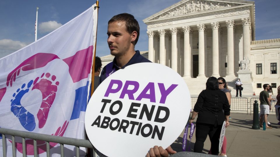 Democratas do Texas podem usar dinheiro federal da “assistência Covid” para financiar o aborto Manifestante pró-vida em frente à Suprema Corte dos Estados Unidos, em outubro