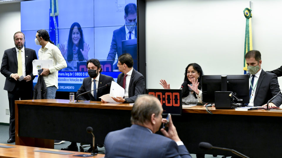 Deputados aprovam Orçamento de 2022 com reajuste para policiais e fundão de R$ 4,9 bi comissão orçamento