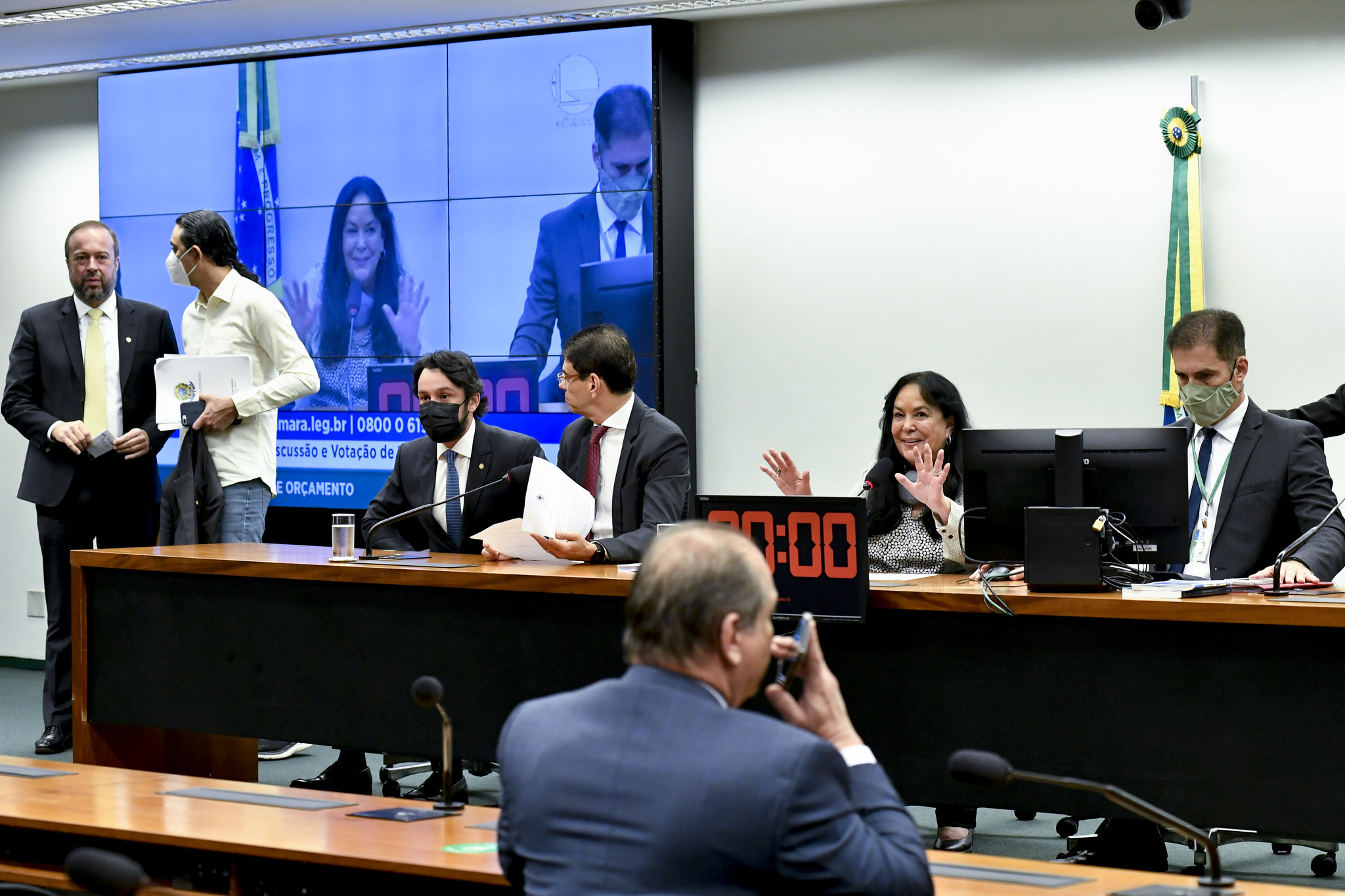 Relatório do Orçamento de 2022 foi aprovado pela Comissão Mista de Orçamento nesta terça-feira (21)