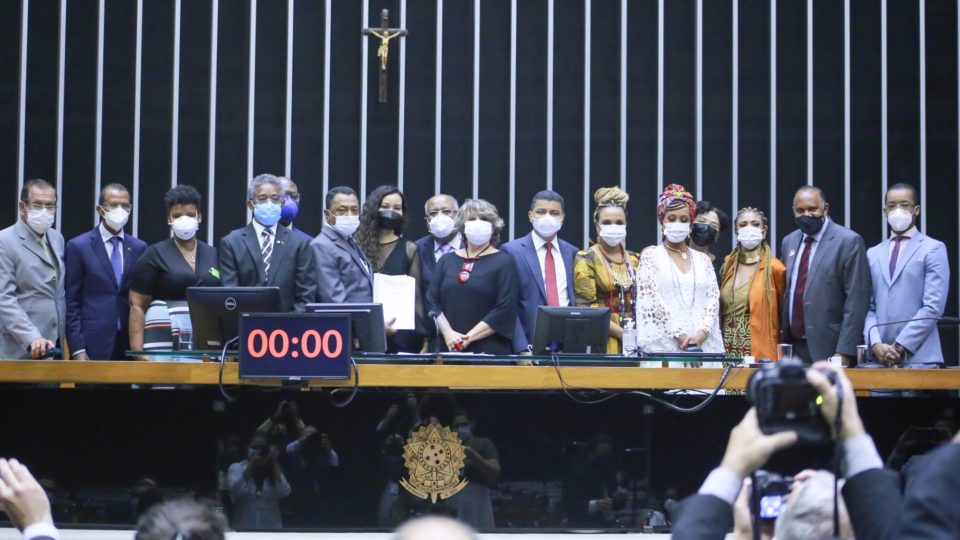 Entrega do relatório da comissão na Câmara dos Deputados