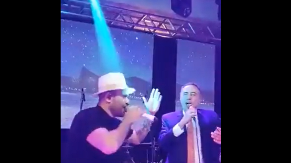 O pagode do Barroso (e uns parágrafos de derrota) Barroso em noite de pagode com Diogo Nogueira: isso daqui vai virar uma Venezuela.