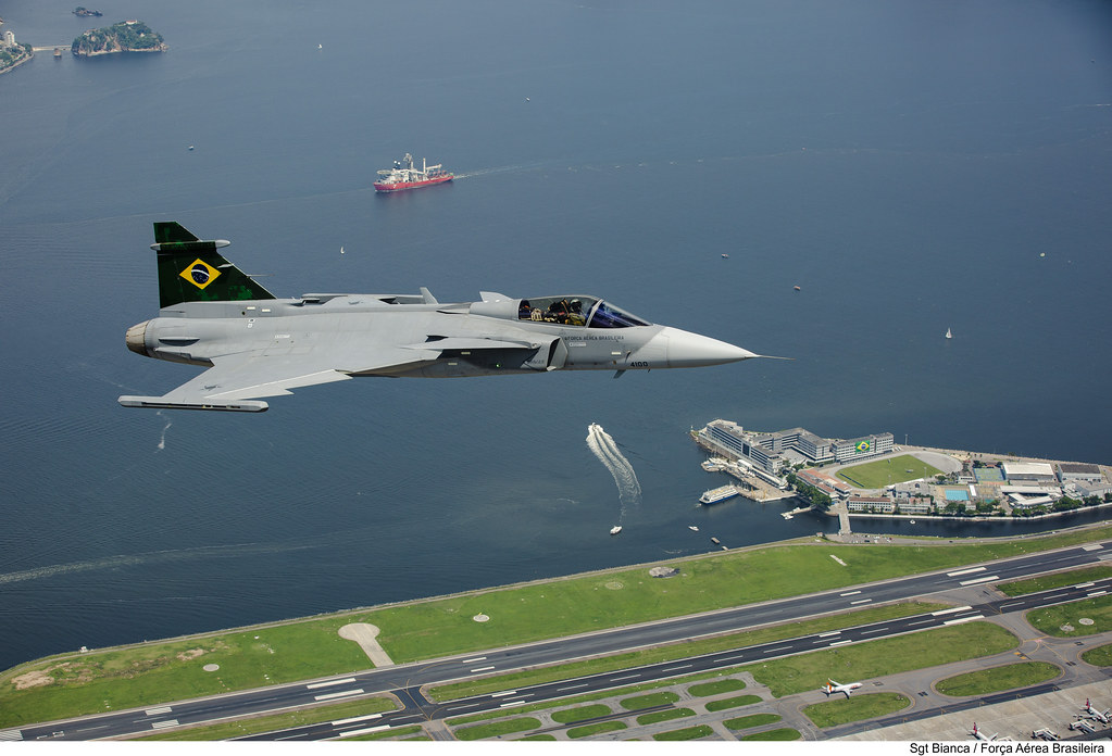 F-39E Gripen sobrevoando Rio de Janeiro.