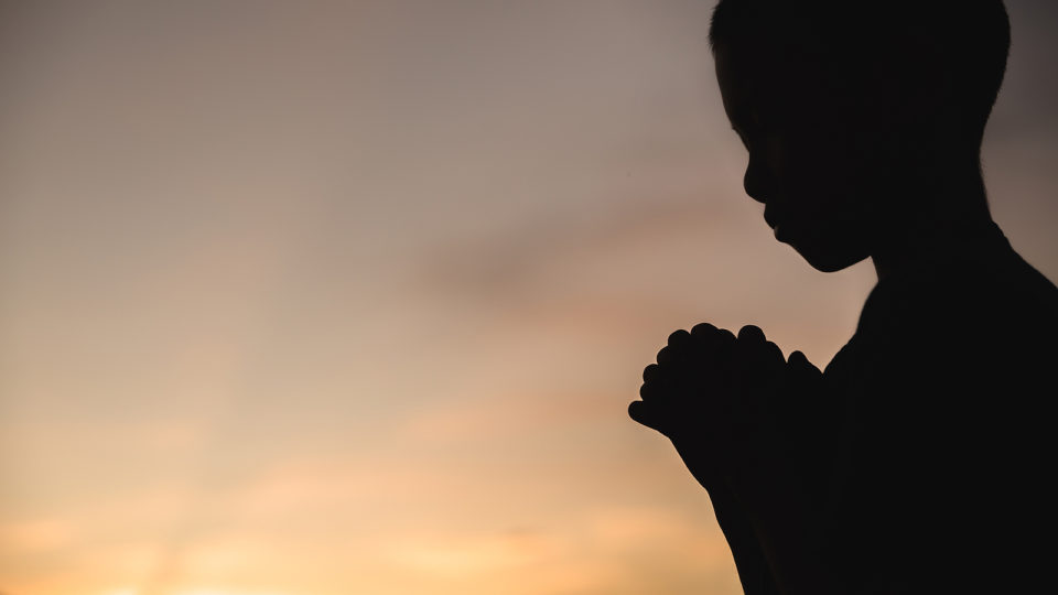 As diferenças entre a criação secular e a religiosa religião crianças